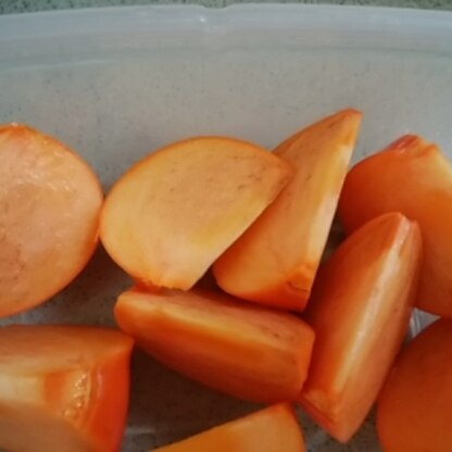 頂き物の柿がたくさんあったので冷凍してみました。